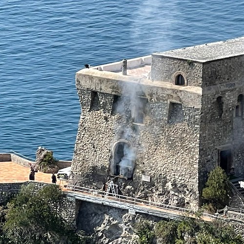 Maiori, incendio alla Torre La Cerniola di Erchie: fiamme partite dalla cucina /FOTO e VIDEO