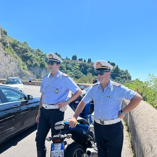 Maiori, incendio in località Scalese: dirottato canadair impegnato sul fronte del fuoco di Amalfi /FOTO e VIDEO