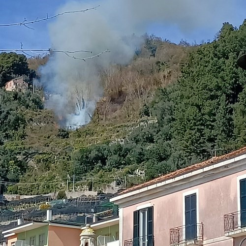 Maiori: incendio lungo il Sentiero dei Limoni, da un terreno privato il rogo scollina oltre la cima /VIDEO