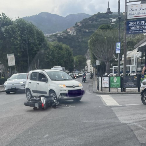 Maiori, incidente sulla Statale tra un’auto e uno scooter: giovane al pronto soccorso