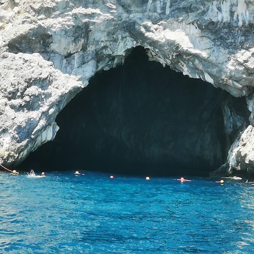 Maiori: interdetto l'accesso a Grotta Pandora, spesso attraversata illecitamente da barche a motore