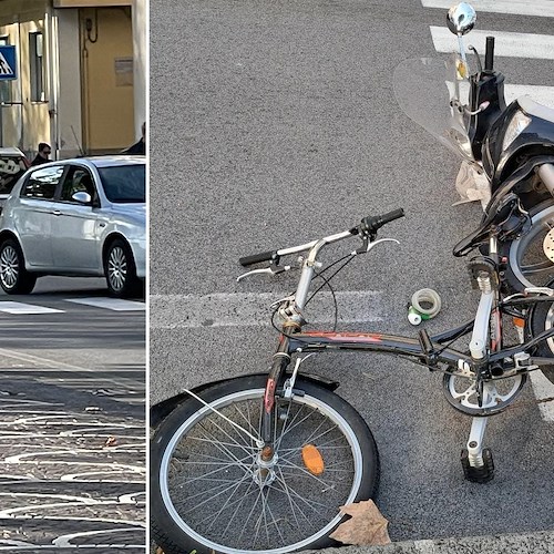 Maiori, investito da uno scooter mentre attraversa in bici sulle strisce pedonali. Donna in ospedale /foto