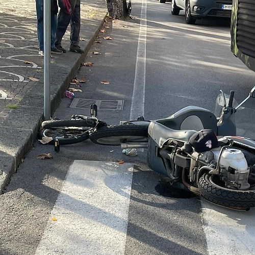 Maiori, investito da uno scooter mentre attraversa in bici sulle strisce pedonali. Donna in ospedale /foto