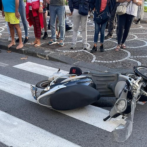 Maiori, investito da uno scooter mentre attraversa in bici sulle strisce pedonali. Donna in ospedale /foto