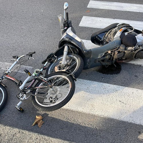 Maiori, investito da uno scooter mentre attraversa in bici sulle strisce pedonali. Donna in ospedale /foto