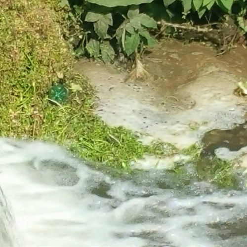Maiori: l’acqua del torrente Reginna diventa marrone, scattano le indagini [FOTO]