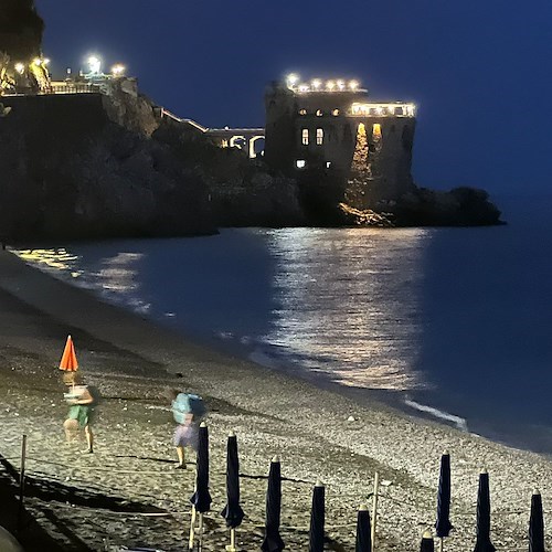 Maiori, l'estate che sembra non voler finire mai: bagno al tramonto di metà ottobre /foto