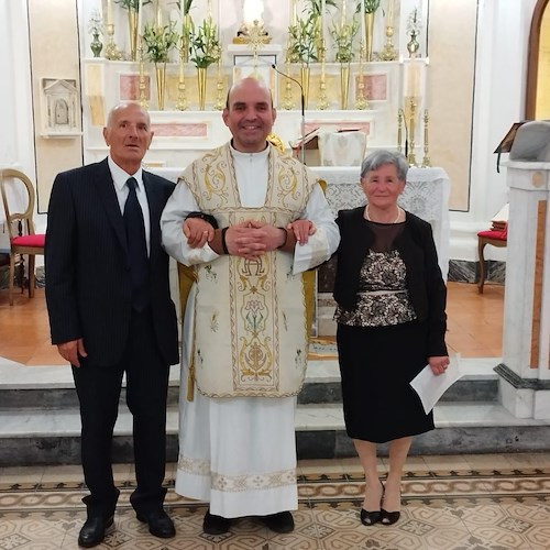 Maiori, nozze d’oro per Sofia e Diego: la cerimonia nella Chiesa di San Pietro come 50 anni fa