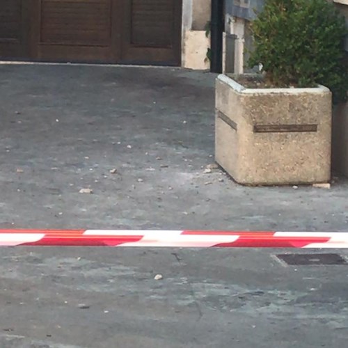 Maiori: piovono calcinacci dal palazzo Stella Maris: interdetta l'entrata principale degli uffici comunali [FOTO-VIDEO]