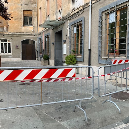 Maiori: piovono calcinacci dal palazzo Stella Maris: interdetta l'entrata principale degli uffici comunali [FOTO-VIDEO]