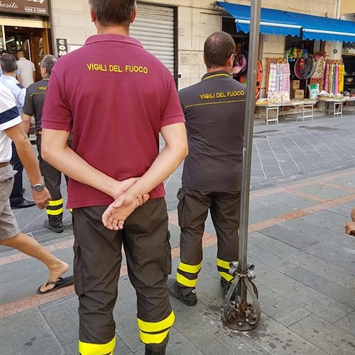 Maiori: piovono pezzi d'intonaco nel Corso Reginna, nessun ferito /FOTO