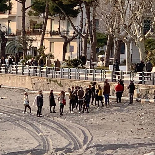 Maiori, pomeriggio in spiaggia a bere birra: Carabinieri allontanano gruppo di studenti stranieri [FOTO]