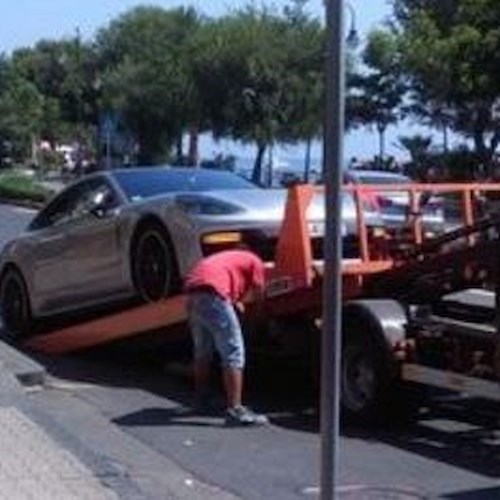 Maiori: Porsche in divieto di sosta nell'area bus rimossa per la gioia dei passanti [FOTO]