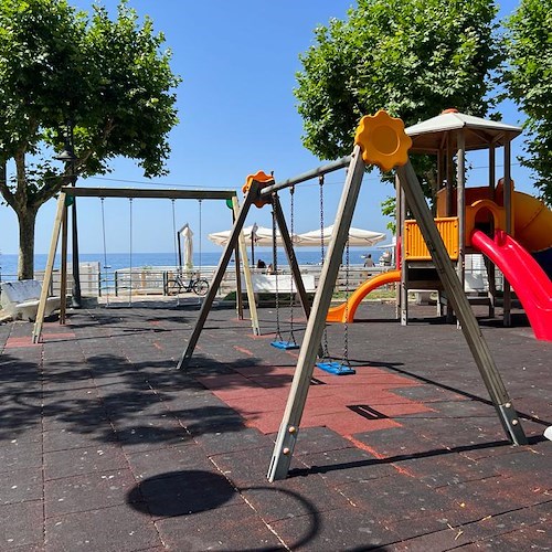 Maiori, risistemato il parcogiochi: adesso le giostrine sono sicure per il divertimento dei bambini