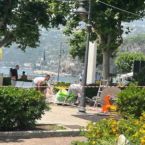 Maiori, risistemato il parcogiochi: adesso le giostrine sono sicure per il divertimento dei bambini