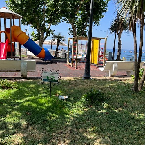 Maiori, risistemato il parcogiochi: adesso le giostrine sono sicure per il divertimento dei bambini