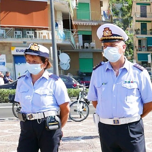 Maiori, sanzionati per un totale di 10mila euro due venditori ambulanti abusivi in spiaggia