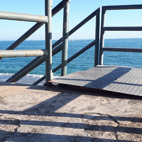 Maiori, scala di discesa in spiaggia non assicurata al suolo: da diversi giorni mancano due viti