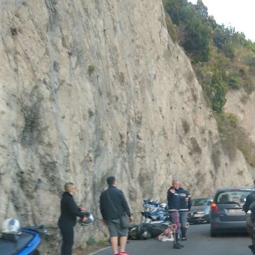 Maiori: scivola con lo scooter sull’Amalfitana, traffico in tilt [FOTO]