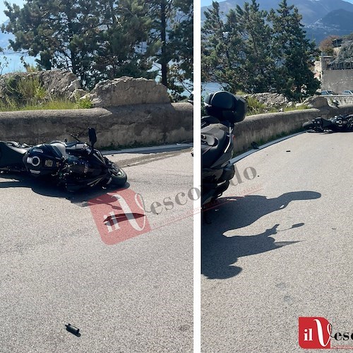 Maiori, scontro tra due motociclette. Centauro in ospedale e traffico in tilt /Foto