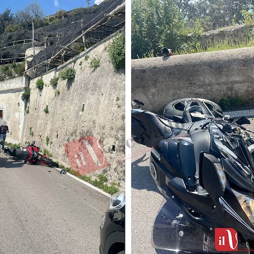 Maiori, scontro tra due motociclette. Centauro in ospedale e traffico in tilt /Foto