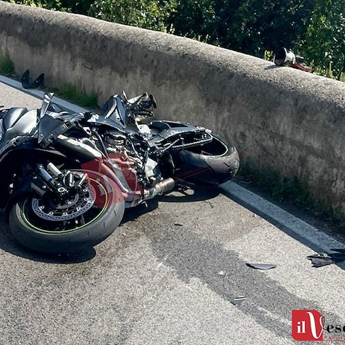 Maiori, scontro tra due motociclette. Centauro in ospedale e traffico in tilt /Foto