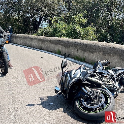 Maiori, scontro tra due motociclette. Centauro in ospedale e traffico in tilt /Foto