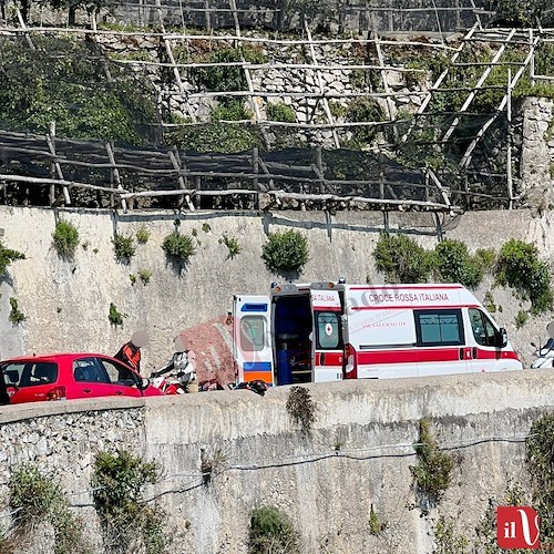 Maiori, scontro tra due motociclette. Centauro in ospedale e traffico in tilt /Foto