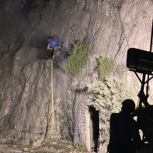 Maiori, si lavora anche di notte al costone roccioso. Riapertura strada in sicurezza è priorità [FOTO]