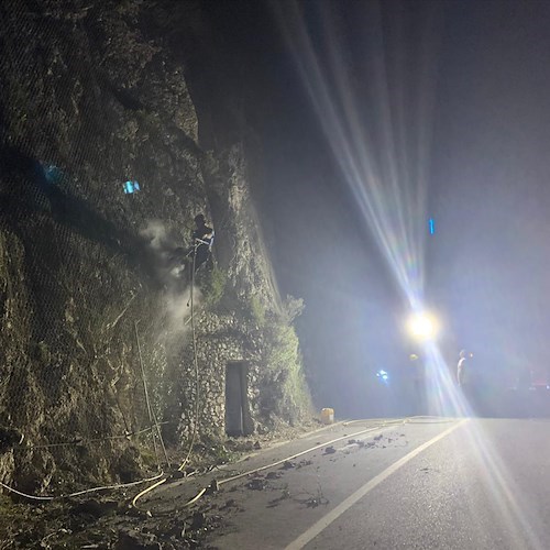 Maiori, si lavora anche di notte al costone roccioso. Riapertura strada in sicurezza è priorità [FOTO]