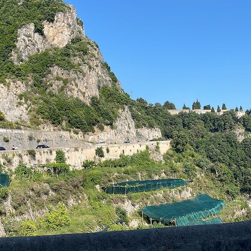 Maiori, si ribalta una Fiat 500. Illesi gli occupanti [FOTO]