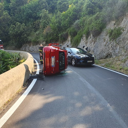 Maiori, si ribalta una Fiat 500. Illesi gli occupanti [FOTO]