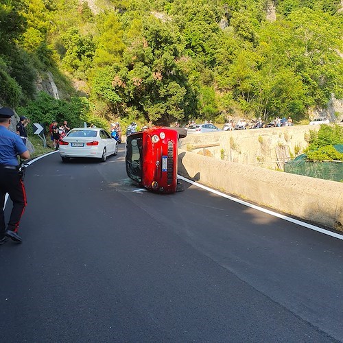 Maiori, si ribalta una Fiat 500. Illesi gli occupanti [FOTO]