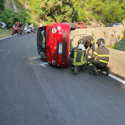 Maiori, si ribalta una Fiat 500. Illesi gli occupanti [FOTO]