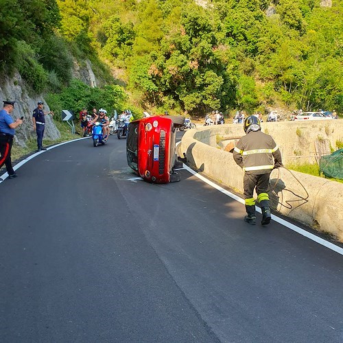 Maiori, si ribalta una Fiat 500. Illesi gli occupanti [FOTO]