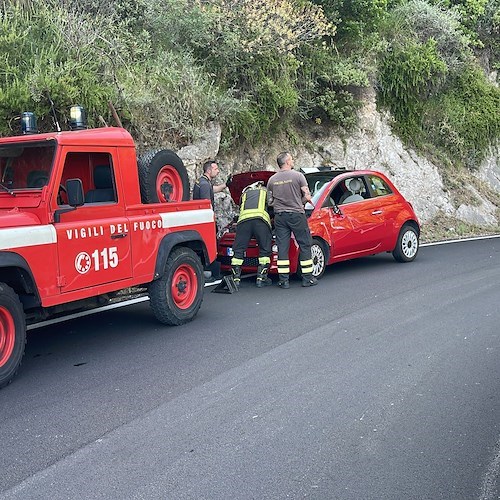 Maiori, si ribalta una Fiat 500. Illesi gli occupanti [FOTO]