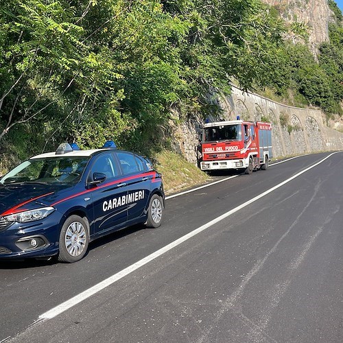 Maiori, si ribalta una Fiat 500. Illesi gli occupanti [FOTO]