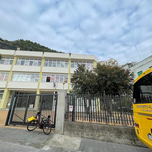 Maiori, Sindaco spiega ragioni tariffe scuolabus: «Il servizio al Comune costa 60mila euro l’anno e si prevedono aumenti»