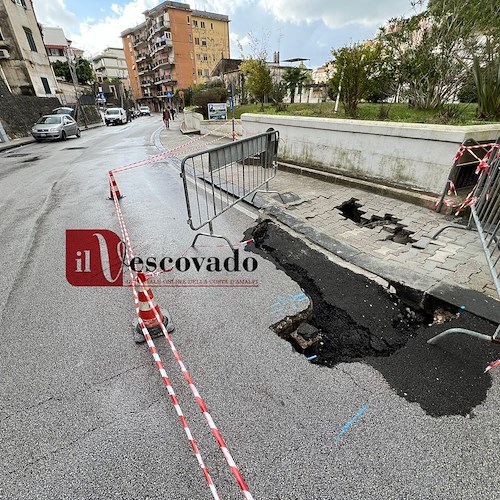 Maiori, sprofonda la strada in via Nuova Chiunzi<br />&copy; Massimiliano D'Uva
