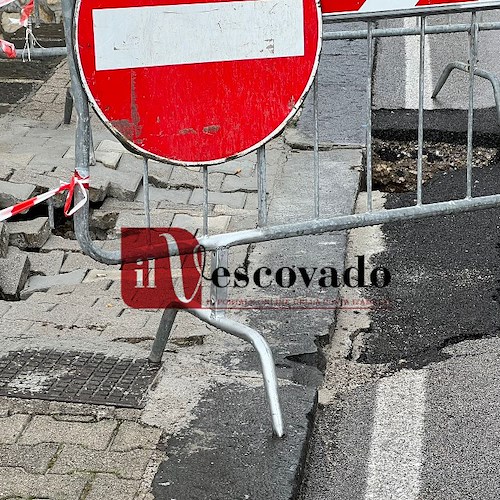 Maiori, sprofonda la strada in via Nuova Chiunzi<br />&copy; Massimiliano D'Uva