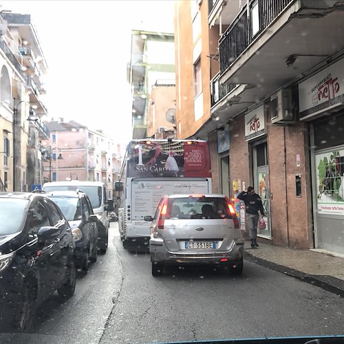 Maiori, su via Nuova Chiunzi traffico in tilt per mezzo in avaria