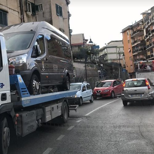 Maiori, su via Nuova Chiunzi traffico in tilt per mezzo in avaria