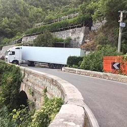 Maiori, tir con strumenti di Massimo Ranieri sbaglia strada. Manovra impossibile sull’Amalfitana in tilt [FOTO]