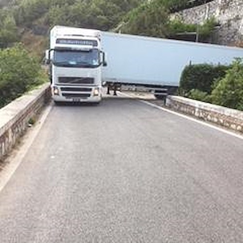 Maiori, tir con strumenti di Massimo Ranieri sbaglia strada. Manovra impossibile sull’Amalfitana in tilt [FOTO]