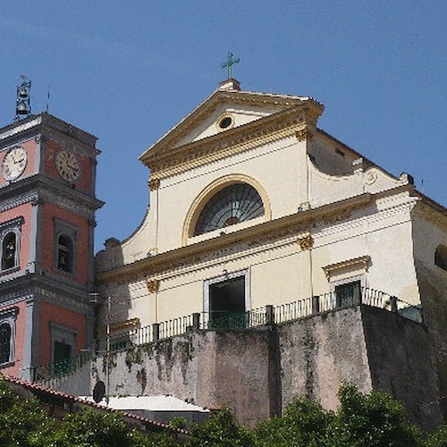 Maiori, un ascensore per la Collegiata: proposta di Don Vincenzo Taiani attende risposte dal Sindaco
