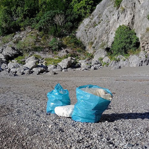 Maiori, volontari ripuliscono la spiaggia del Cavallo Morto dai rifiuti
