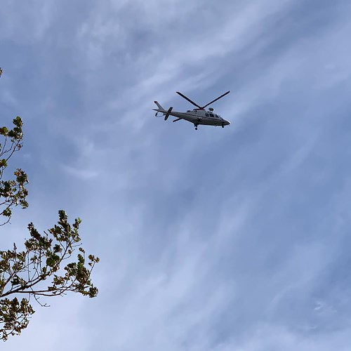 Malore improvviso mentre è in montagna: due elicotteri per complicato soccorso a Maiori [VIDEO]