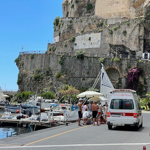 Malore in barca, giovane soccorso al porto di Maiori. Ambulanza arriva dopo oltre un'ora da Positano 