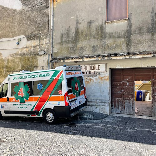 Malore nel bus per Amalfi, turista chiede di scendere e batte la testa: scortata in ambulanza dai Carabinieri