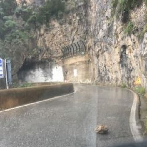 Maltempo, piovono pietre sull'Amalfitana tra Furore e Praiano /FOTO